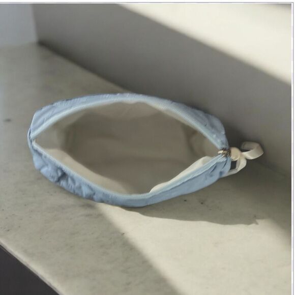 Quilted Sky Blue Floral Makeup Bag NWOT - Picture 3 of 4